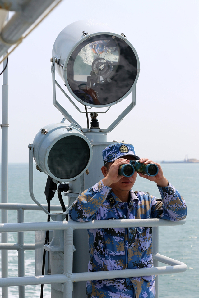 听说美舰又来了?我南海舰队某部急赴某海域实战演习