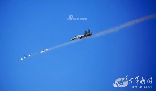 展示一发入魂！西部战区歼16火箭弹对地攻击快准狠