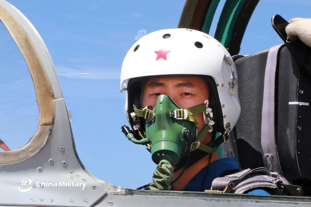 我空军新飞行员驾歼7高频训练