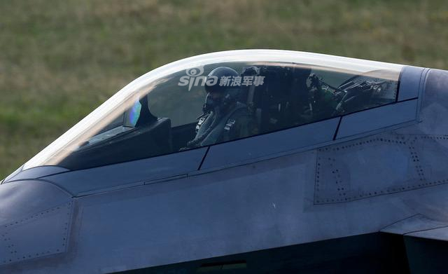 值得歼20参考!美f22战机座舱一览屏显价值百万美金