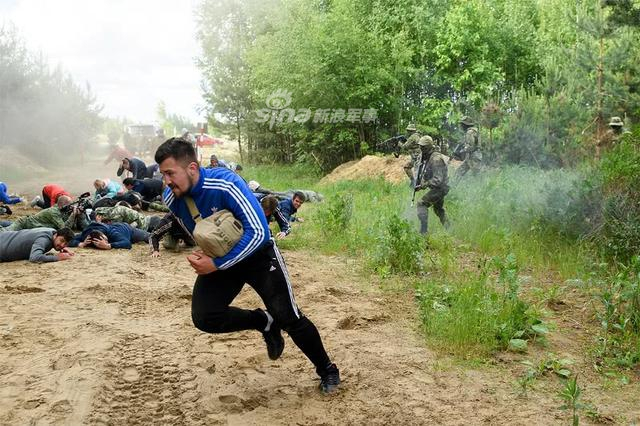 突然出现的"武装人员"让媒体记者们惊慌失措,动作敏捷的快速开始逃跑.