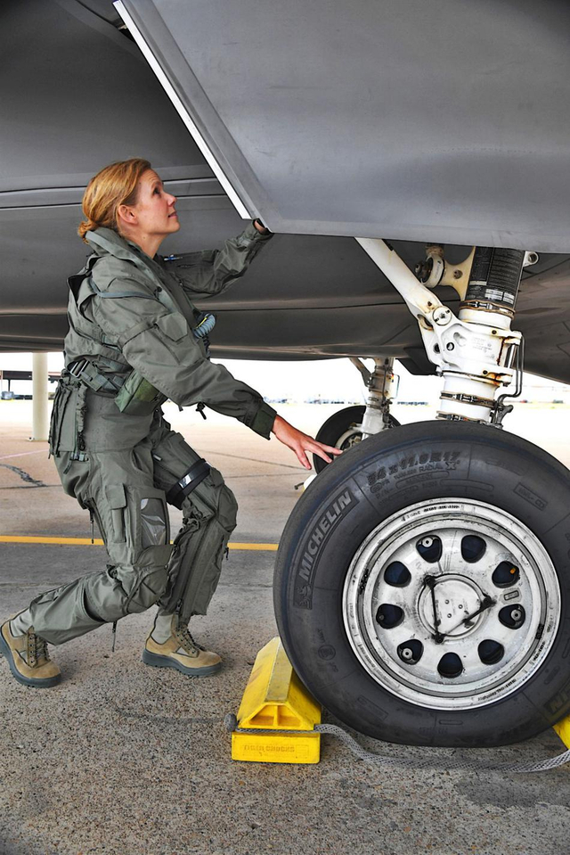 大姐真是条汉子!美军首位F35A战斗机女飞行员曝光