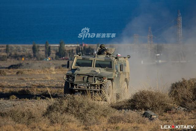 比悍马车猛！俄军精锐山地部队乘虎式装甲车反恐训练