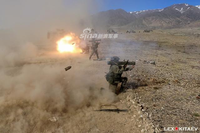 比悍马车猛！俄军精锐山地部队乘虎式装甲车反恐训练