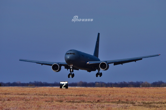 体型就是个大油罐!美空军一口气接收2架KC46A加油机