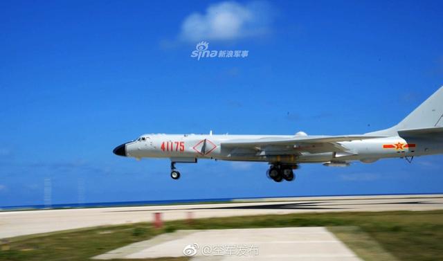 我空军轰6K轰炸机训练岛礁起降