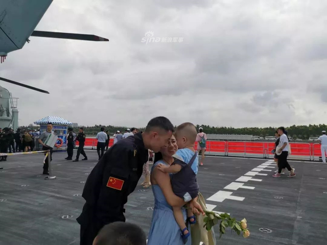 这一幕分外暖心！父母妻儿喜迎我海军护航编队官兵