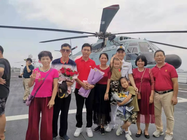 这一幕分外暖心！父母妻儿喜迎我海军护航编队官兵