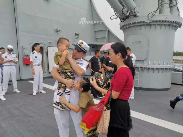 这一幕分外暖心！父母妻儿喜迎我海军护航编队官兵