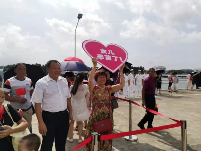 这一幕分外暖心！父母妻儿喜迎我海军护航编队官兵