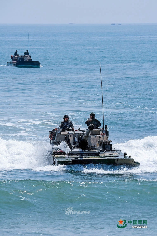 我军05式两栖装甲车抢滩登陆