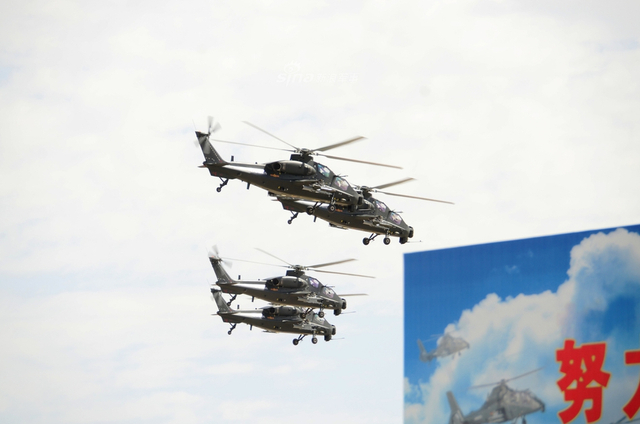 博得满堂彩！国际军事比赛库尔勒开幕式直10来表演