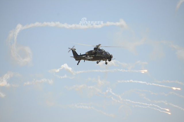 博得满堂彩！国际军事比赛库尔勒开幕式直10来表演