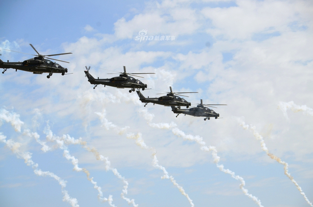 博得满堂彩！国际军事比赛库尔勒开幕式直10来表演