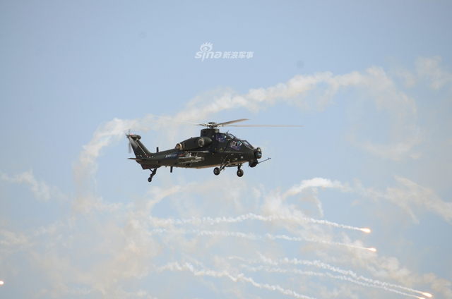 博得满堂彩！国际军事比赛库尔勒开幕式直10来表演