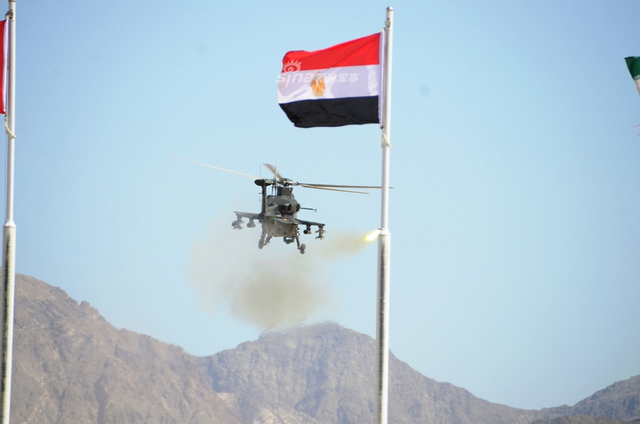 博得满堂彩！国际军事比赛库尔勒开幕式直10来表演