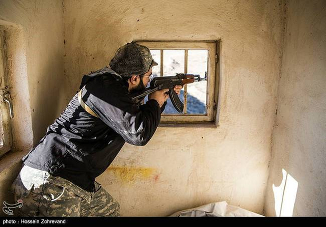 柔韧性很好!伊朗民兵训练战术动作干净利索