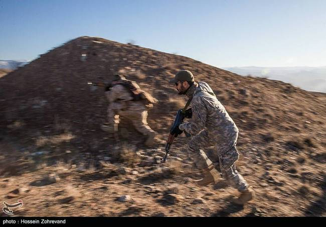 柔韧性很好!伊朗民兵训练战术动作干净利索