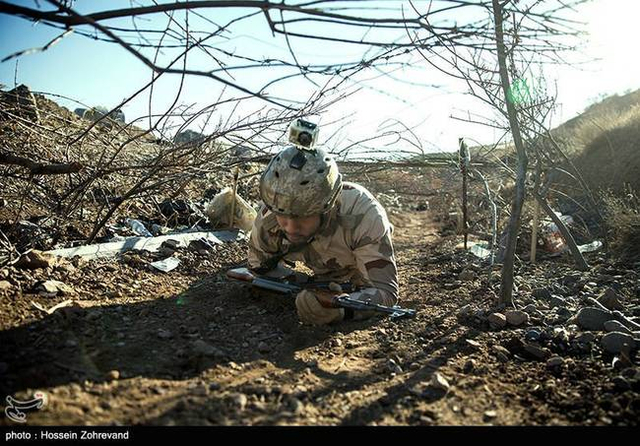柔韧性很好!伊朗民兵训练战术动作干净利索