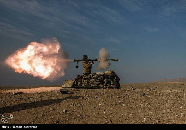 柔韧性很好!伊朗民兵训练战术动作干净利索