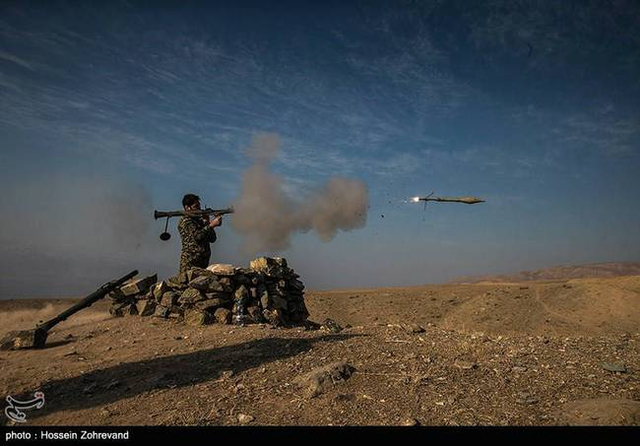 柔韧性很好!伊朗民兵训练战术动作干净利索