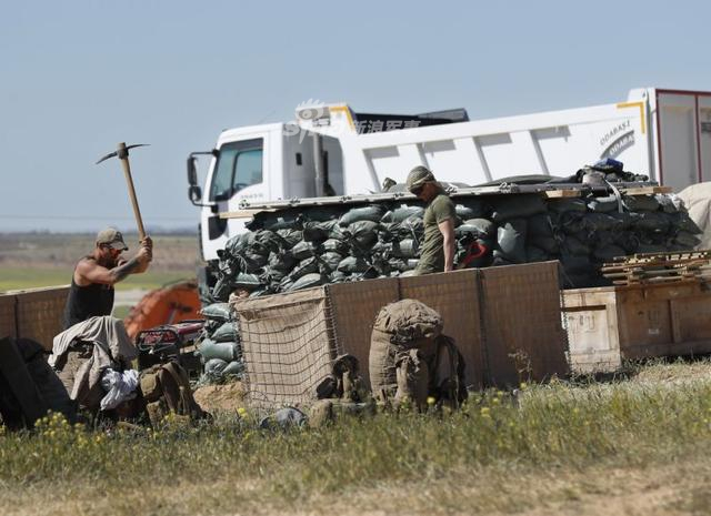 敢动一下试试？美军不甩土耳其继续在叙利亚增兵建基地