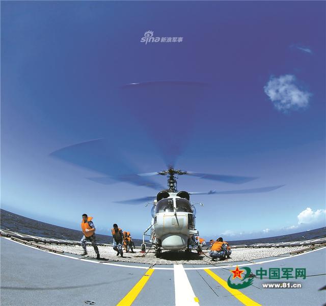 我054A舰与民用直升机协同演练