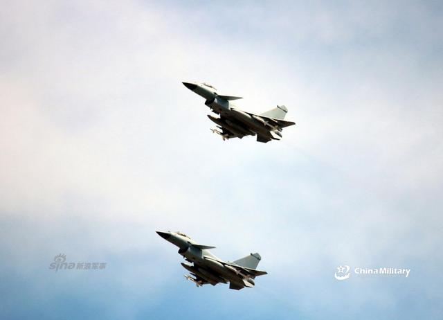 7月25日,兩架戰機平安著陸,順利入列空軍航空兵某部.