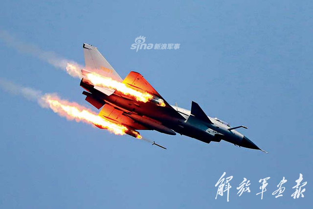 我空军歼10战机再次爆射火箭弹
