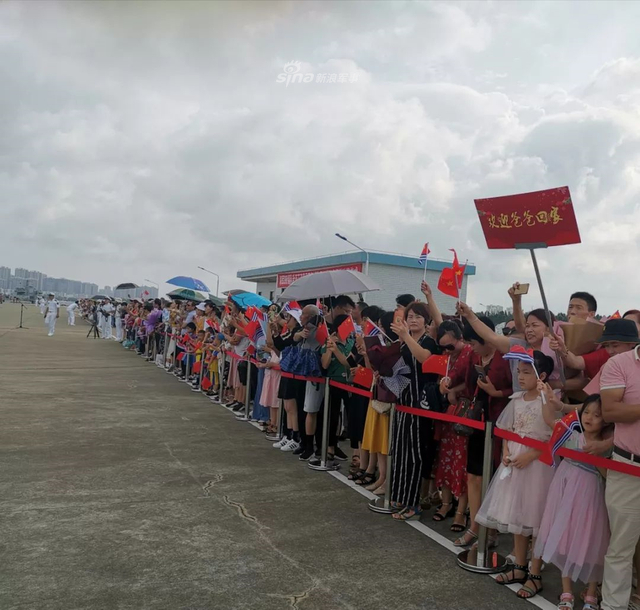 这一幕分外暖心！父母妻儿喜迎我海军护航编队官兵