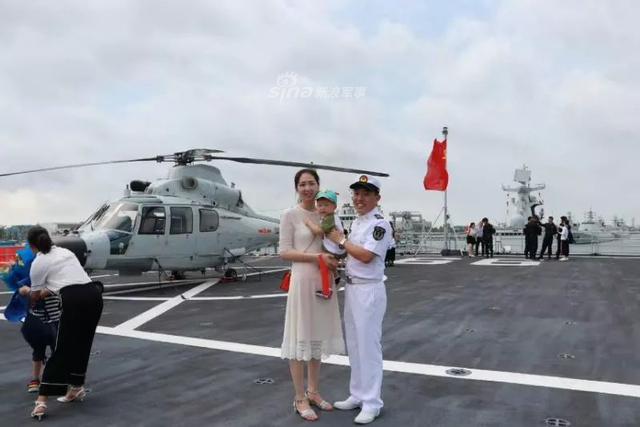 这一幕分外暖心！父母妻儿喜迎我海军护航编队官兵