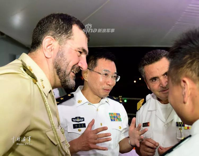 第三十批护航编队杜乃华指挥员与外国嘉宾进行交流.来永雷 摄