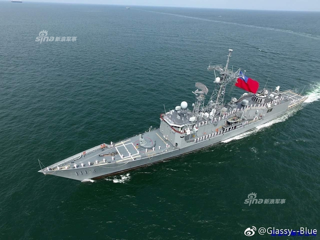 就这也敢来打擂台?台军也搞阅舰算上9艘快艇共20艘