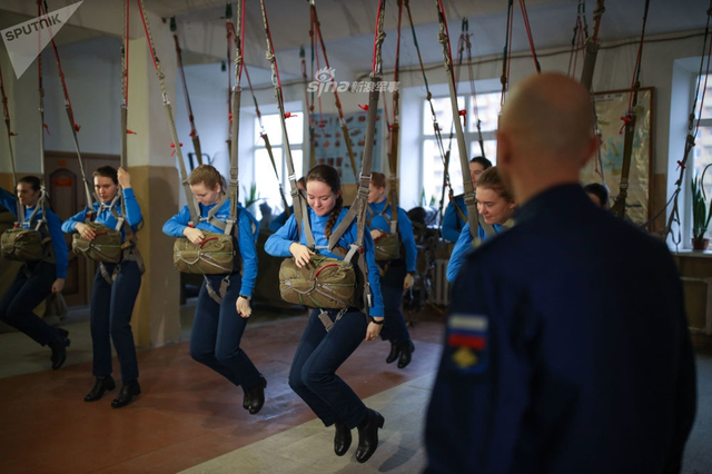 俄官媒发布俄军靓丽女兵图集