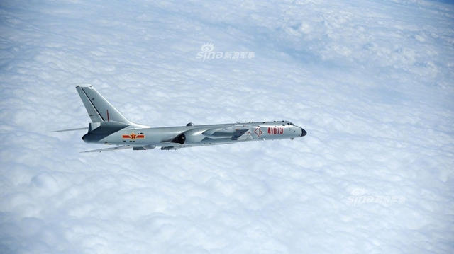 提升南海实战能力！我空军轰6K首次训练岛礁起降