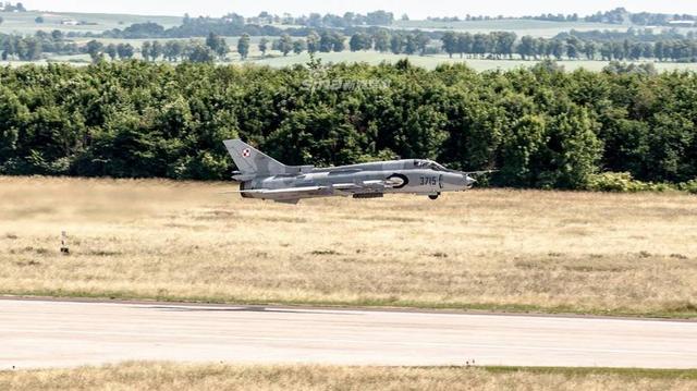 波蘭空軍米格-29秀超低空飛行