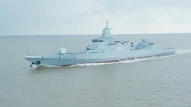 拍成022导弹艇?我055万吨大驱再次试航舰艏拉出涡流