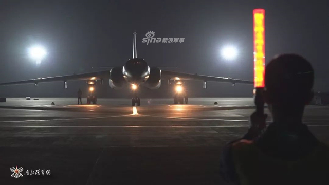 月黑风高正当时！空军某部轰6K大漠夜训锤炼战力