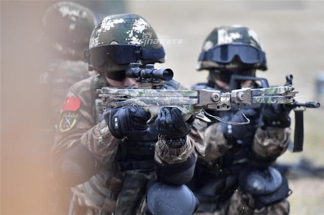 9           1月7日,武警福建总队机动支队特战大队官兵在小队战术