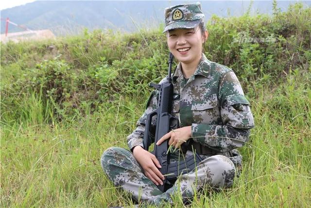 戰地黃花分外香!領略女兵與軍裝完美契合的英姿颯爽