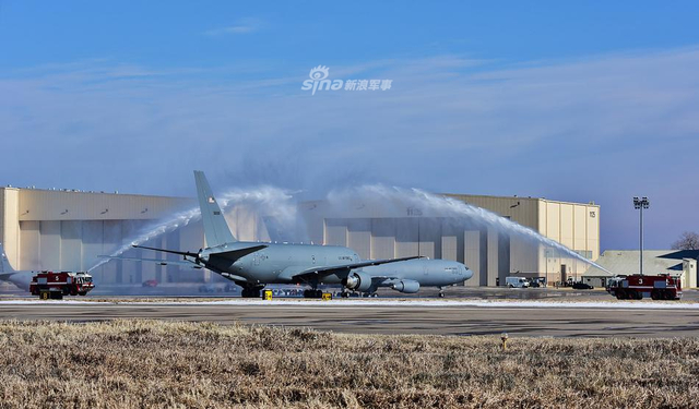 体型就是个大油罐!美空军一口气接收2架KC46A加油机