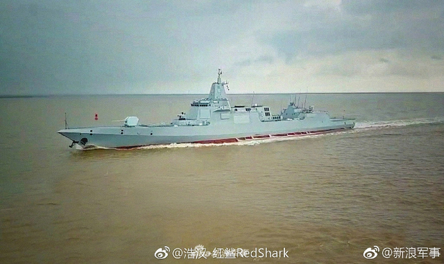 拍成022导弹艇?我055万吨大驱再次试航舰艏拉出涡流