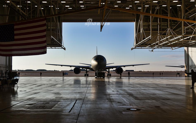 体型就是个大油罐!美空军一口气接收2架KC46A加油机