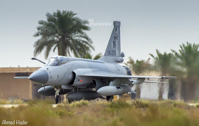 涂装即战斗力！巴基斯坦国防日展示枭龙240号战机