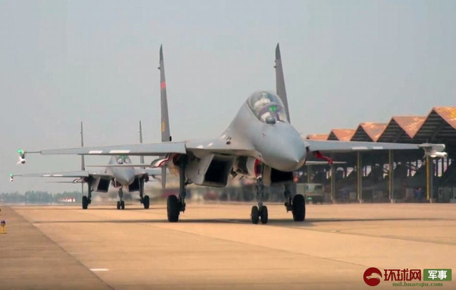 展示一发入魂！西部战区歼16火箭弹对地攻击快准狠