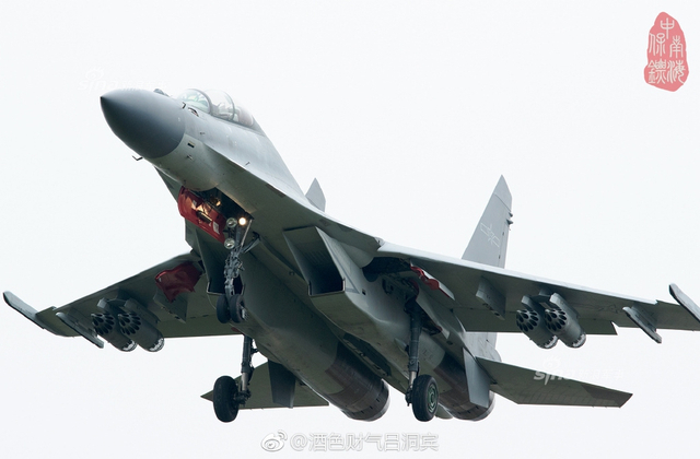 展示一发入魂！西部战区歼16火箭弹对地攻击快准狠