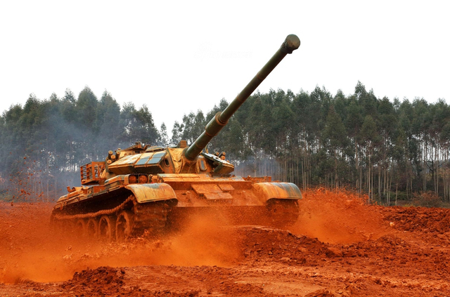 五对轮逆天之势不可挡！中国遥控操纵无人坦克竟是大59