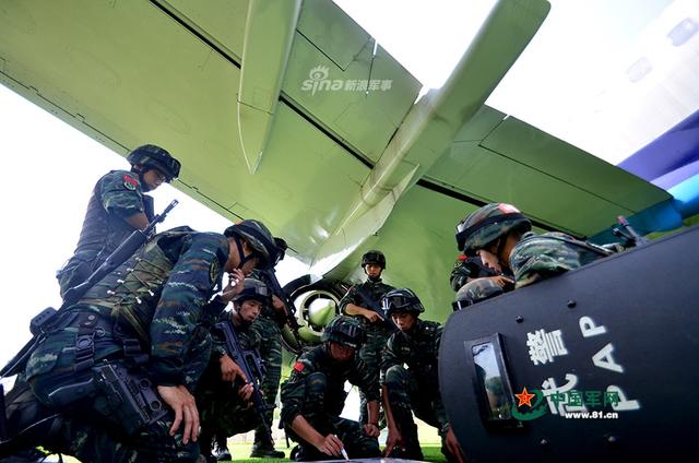 我武警特戰隊員反劫機演練