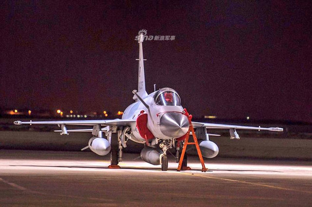 涂装即战斗力！巴基斯坦国防日展示枭龙240号战机