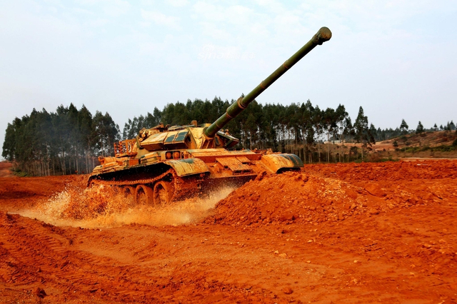 五对轮逆天之势不可挡！中国遥控操纵无人坦克竟是大59